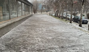 Сильный град, похожий на снег с дождем, выпал в Барнауле 16.11.2022.