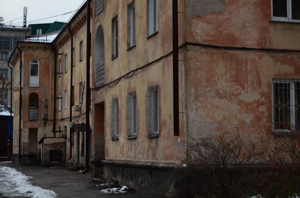 Дома на ул. Свердлова и ул. Профинтерна в Барнауле.