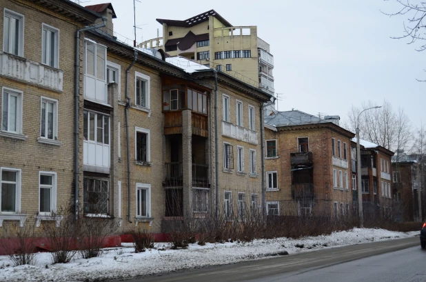 Дома на ул. Свердлова и ул. Профинтерна в Барнауле.