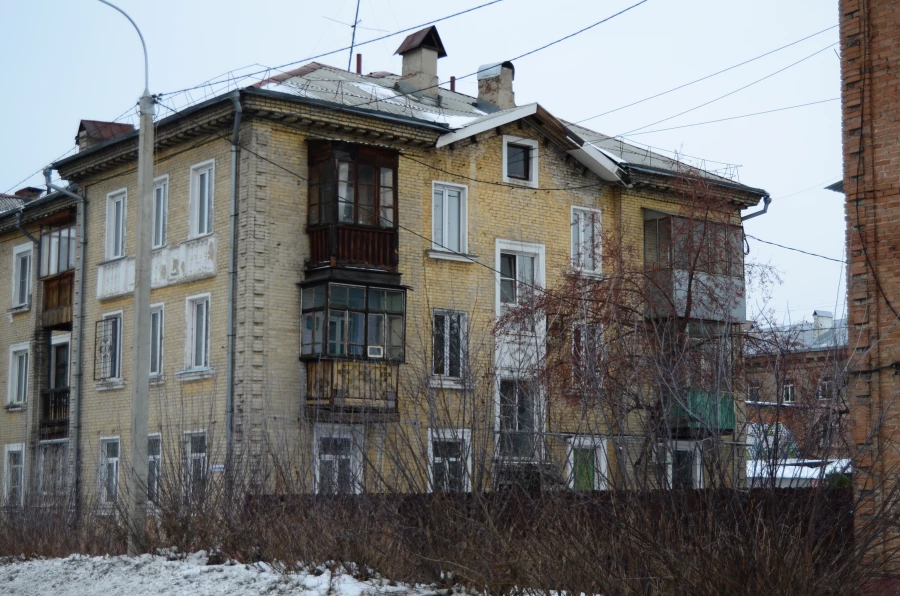Дома на ул. Свердлова и ул. Профинтерна в Барнауле.