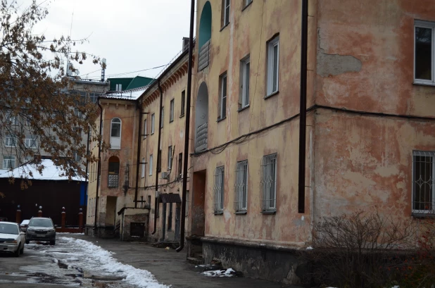 Дома на ул. Свердлова и ул. Профинтерна в Барнауле.