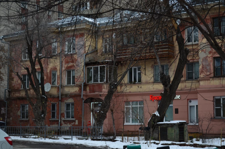 Дома на ул. Свердлова и ул. Профинтерна в Барнауле.