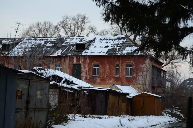 Дома на ул. Свердлова и ул. Профинтерна в Барнауле.