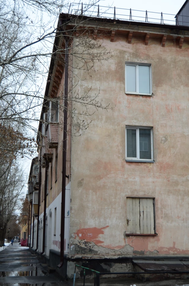 Дома на ул. Свердлова и ул. Профинтерна в Барнауле.