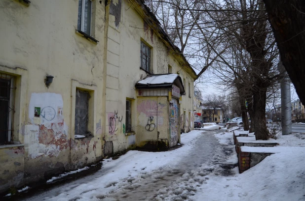 Дома на ул. Свердлова и ул. Профинтерна в Барнауле.