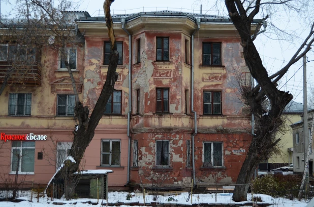 Дома на ул. Свердлова и ул. Профинтерна в Барнауле.