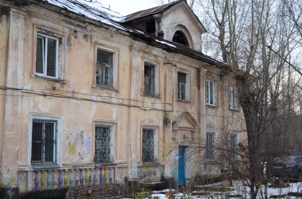 Дома на ул. Свердлова и ул. Профинтерна в Барнауле.