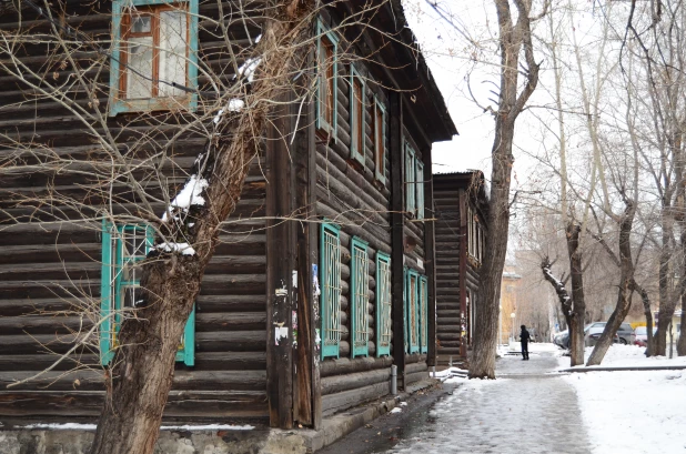 Дома на ул. Свердлова и ул. Профинтерна в Барнауле.