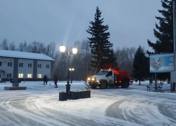 Всю ночь улицы Барнаула очищали от выпавшего снега