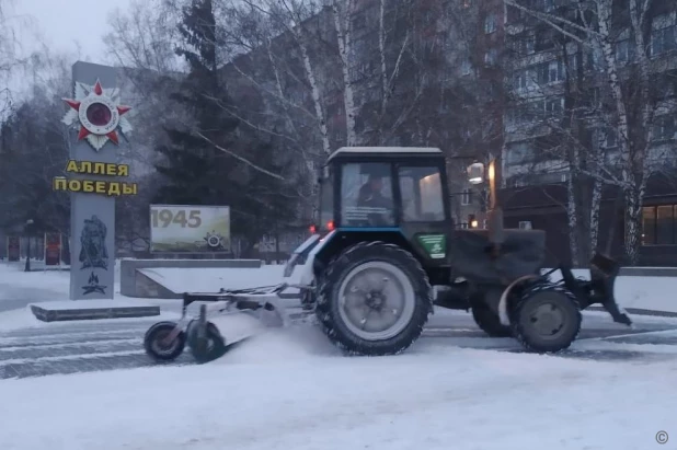 Всю ночь улицы Барнаула очищали от выпавшего снега