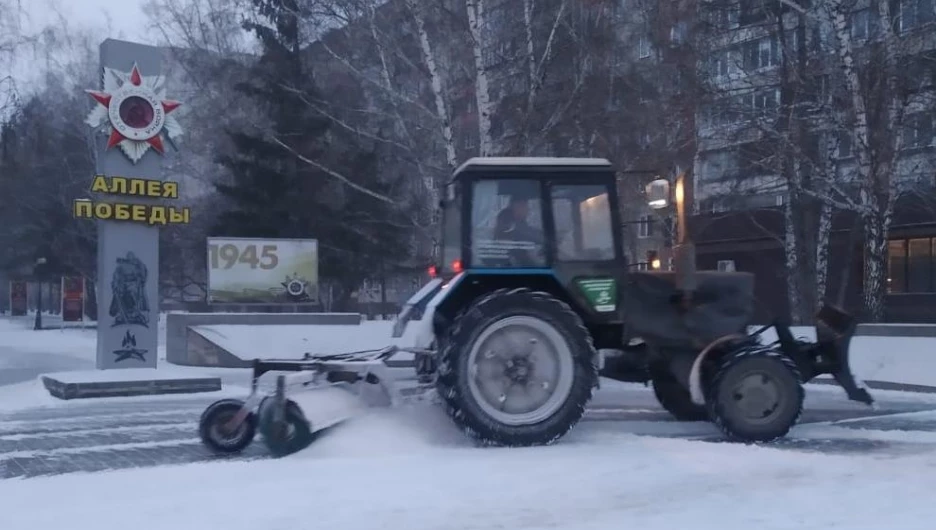 Всю ночь улицы Барнаула очищали от выпавшего снега