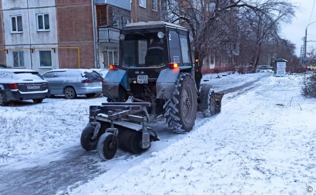 Всю ночь улицы Барнаула очищали от выпавшего снега