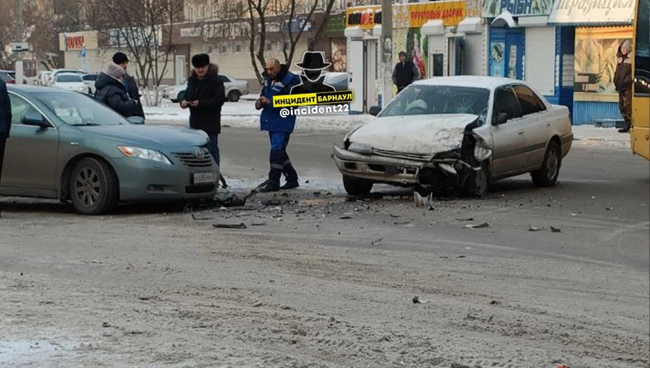 Жестко столкнулись две легковушки в Барнауле 