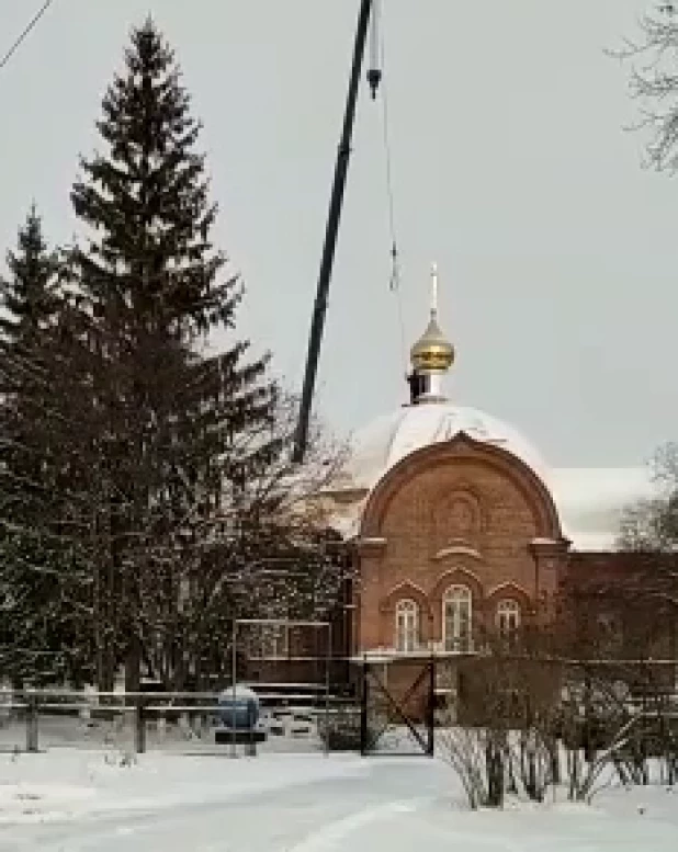 Купол устанавливают на Крестовоздвиженский храм. 