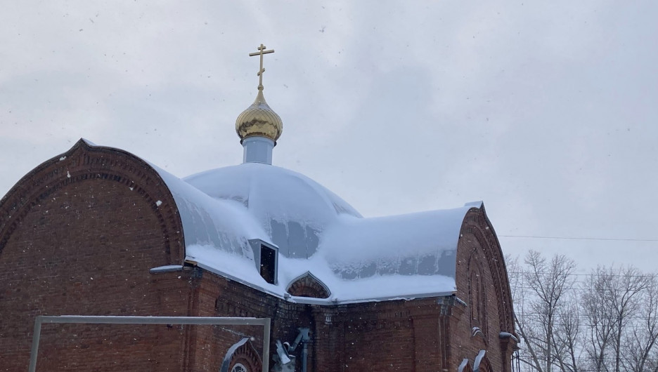 В Барнауле на бывший планетарий в "Изумрудном" парке устанавливают купол и крест