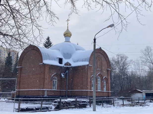 Купол на храме в "Изумрудном" парке. 