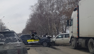 Две легковушки столкнулись в Барнауле 