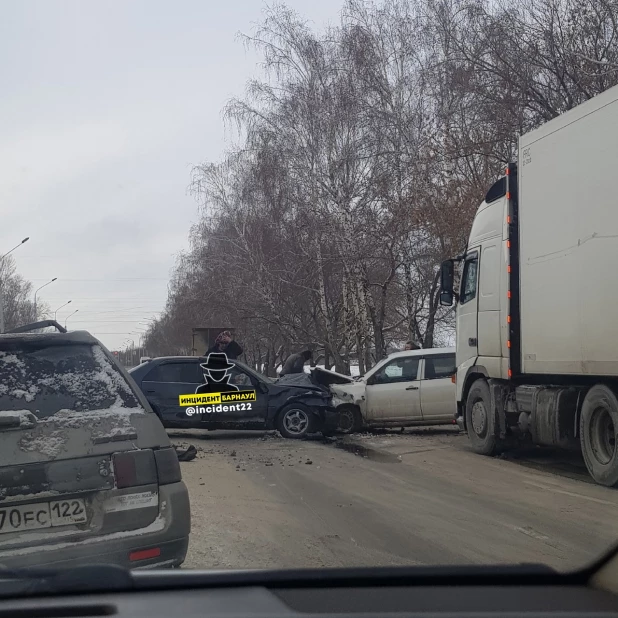 Две легковушки столкнулись в Барнауле 