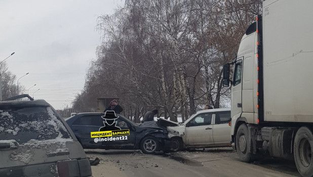 Две легковушки столкнулись в Барнауле 