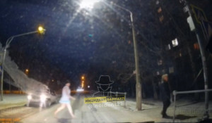 Полуголая женщина перебегала дорогу в Барнауле