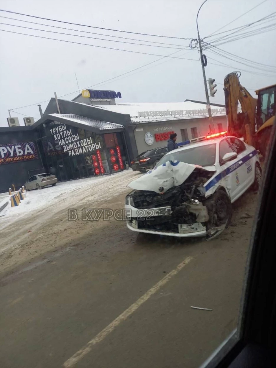 Авария с участием служебной машины ДПС произошла в Барнауле