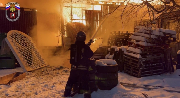 Пожар на цветочном складе в Москве 