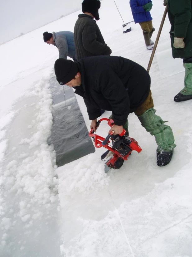 Установка снежного городка и елки к наступающему 2004 году. 