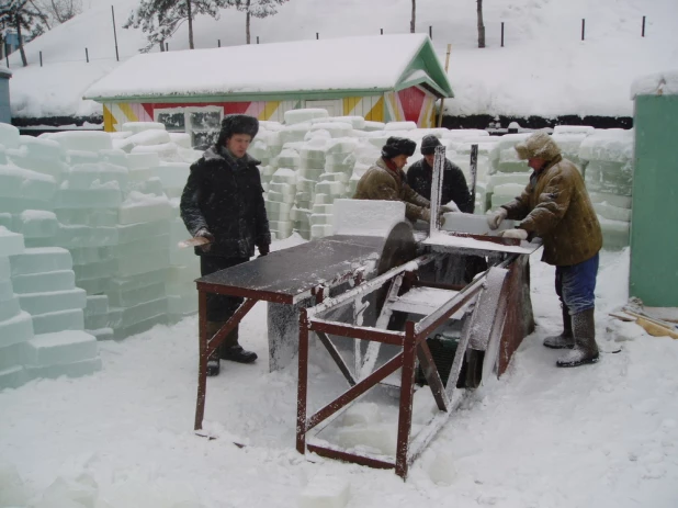 Установка снежного городка и елки к наступающему 2004 году. 