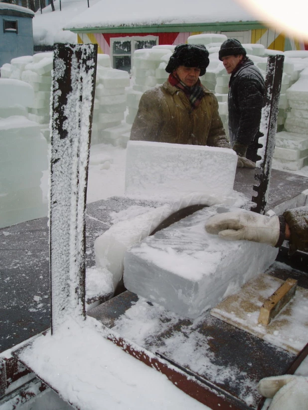 Установка снежного городка и елки к наступающему 2004 году. 