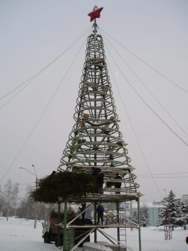 Установка снежного городка и елки к наступающему 2004 году. 