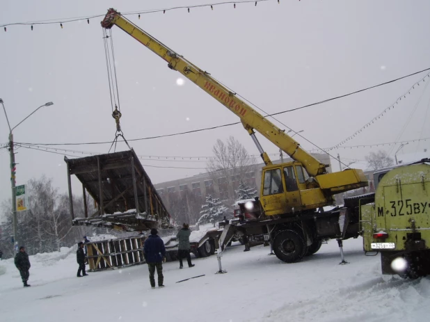 Установка снежного городка и елки к наступающему 2004 году. 