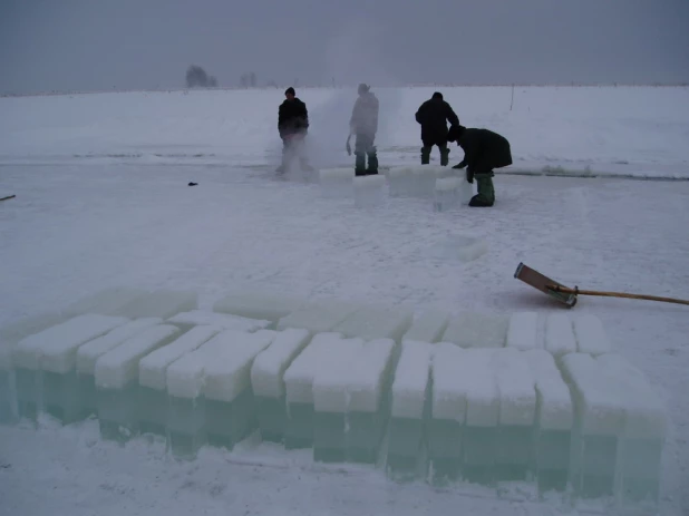 Установка снежного городка и елки к наступающему 2004 году. 