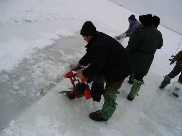 Установка снежного городка и елки к наступающему 2004 году. 