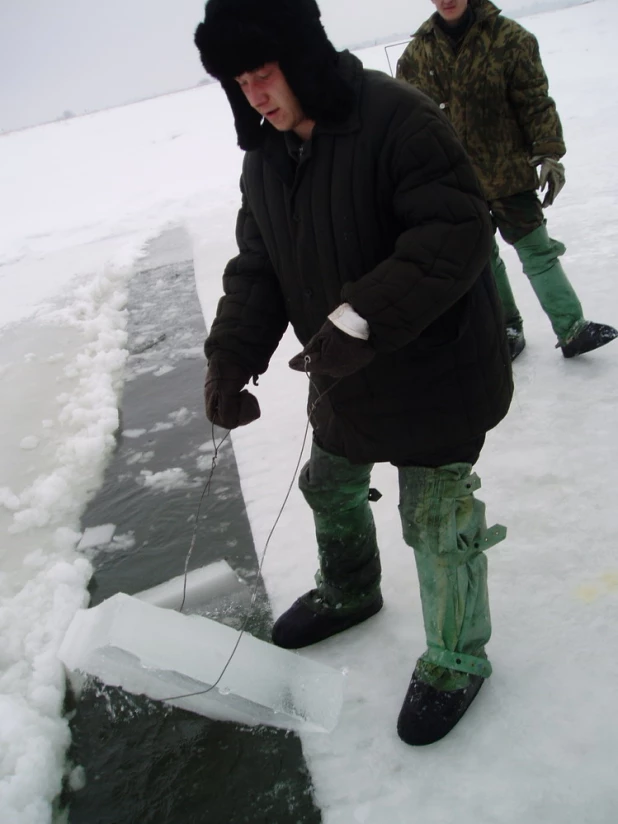 Установка снежного городка и елки к наступающему 2004 году. 