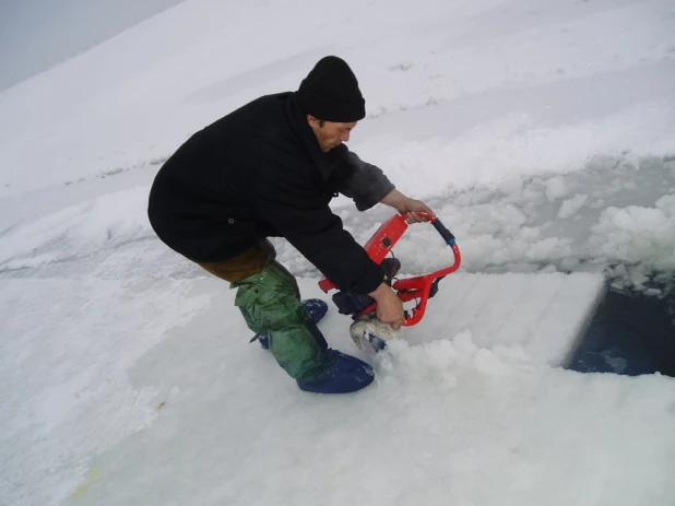 Установка снежного городка и елки к наступающему 2004 году. 