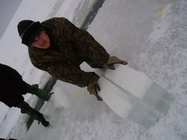 Установка снежного городка и елки к наступающему 2004 году. 