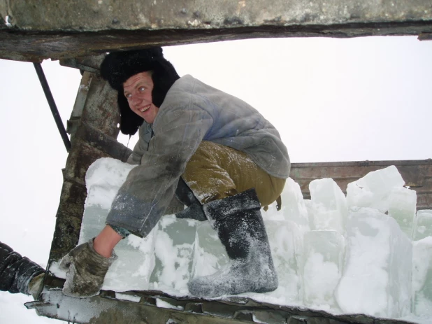 Установка снежного городка и елки к наступающему 2004 году. 