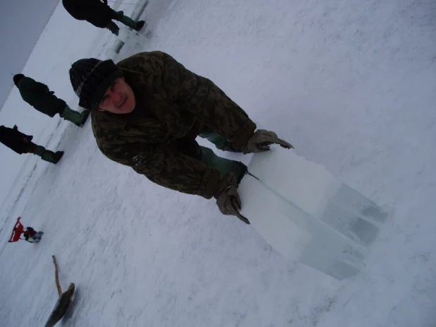 Установка снежного городка и елки к наступающему 2004 году. 