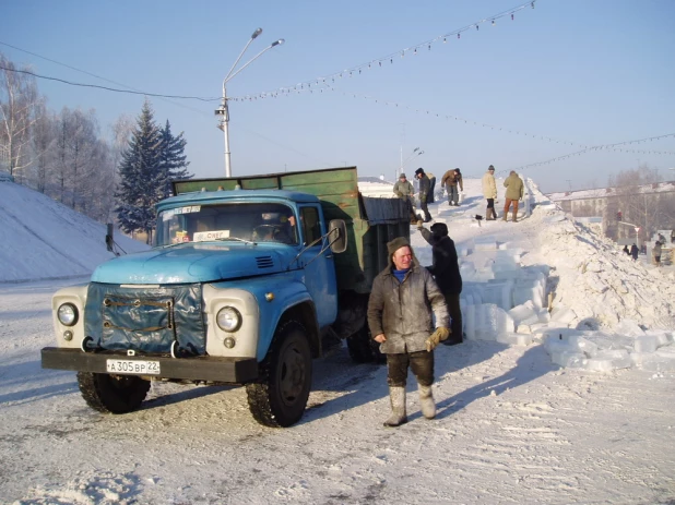 Установка снежного городка и елки к наступающему 2004 году. 