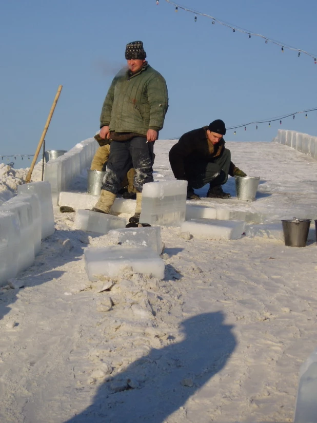 Установка снежного городка и елки к наступающему 2004 году. 