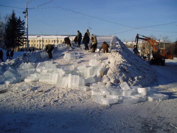 Установка снежного городка и елки к наступающему 2004 году. 