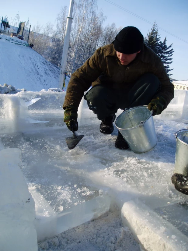 Установка снежного городка и елки к наступающему 2004 году. 