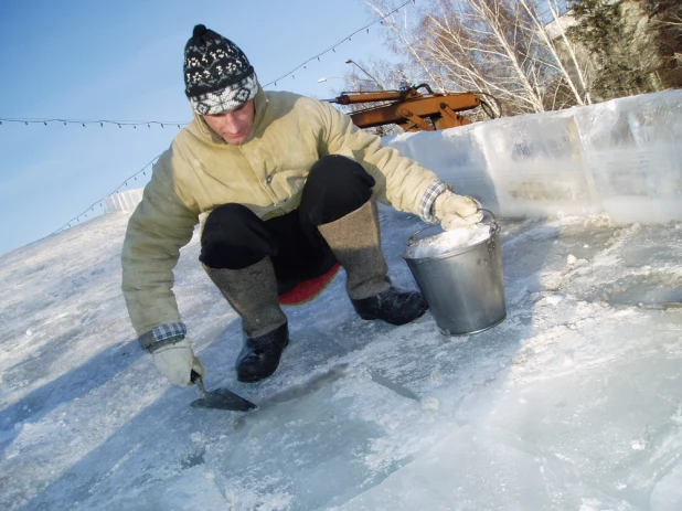 Установка снежного городка и елки к наступающему 2004 году. 