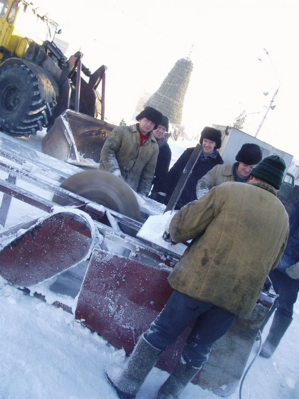 Установка снежного городка и елки к наступающему 2004 году. 