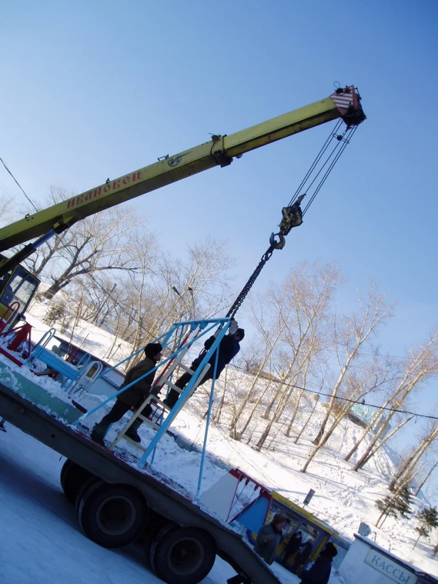 Установка снежного городка и елки к наступающему 2004 году. 