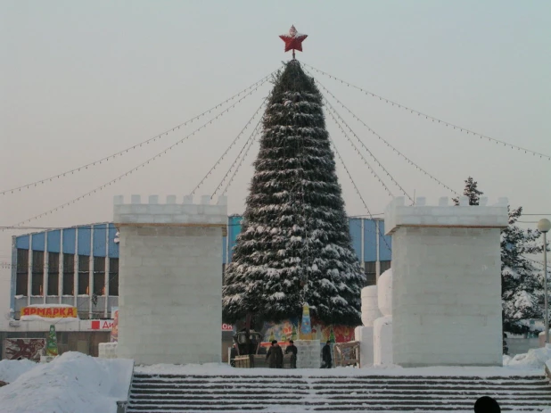 Установка снежного городка и елки к наступающему 2004 году. 