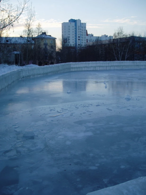 Установка снежного городка и елки к наступающему 2004 году. 