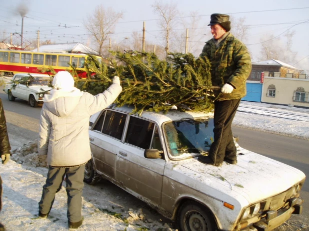 Установка снежного городка и елки к наступающему 2004 году. 