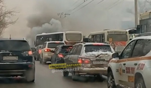 Дым от неисправного автобуса окутал центр Барнаула 22.11.2022.
