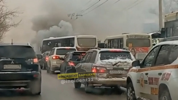 Дым от неисправного автобуса окутал центр Барнаула 22.11.2022.